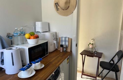 Westmeadows Apartment | Private Entry Guest Suite- 6 minutes to Airport