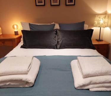 Christchurch Apartment | Private Garden Lodge in Christchurch, Dorset for 4 - dogs welcome!