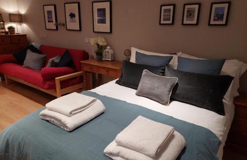 Christchurch Apartment | Private Garden Lodge in Christchurch, Dorset for 4 - dogs welcome!