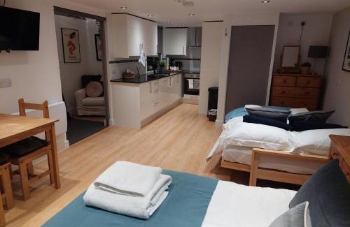 Christchurch Apartment | Private Garden Lodge in Christchurch, Dorset for 4 - dogs welcome!