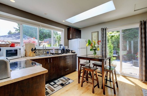 James Bay House | Private garden retreat with king size bed, full kitchen, private patio 48715