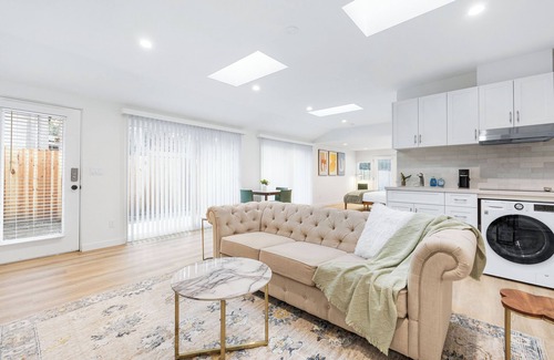 Thousand Oaks House | Private Guesthouse in Thousand Oaks close to shops & eats!