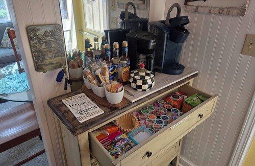 Fayetteville Cottage | Private Guesthouse with Garage, Pool, Deck and Hot Tub in Fayetteville/Syracuse