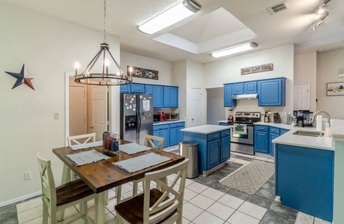 Crowley House | Private Heated Pool, Big Hot Tub, Fenced Yard, Fire Pit, 6 TVs, 1500 Video Games