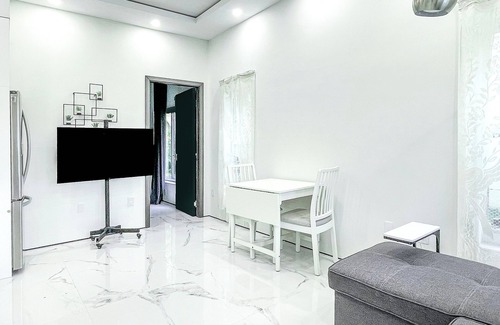 Driftwood House | Private Hollywood Guest suite, 1 bedroom, full kitchen, full bathroom