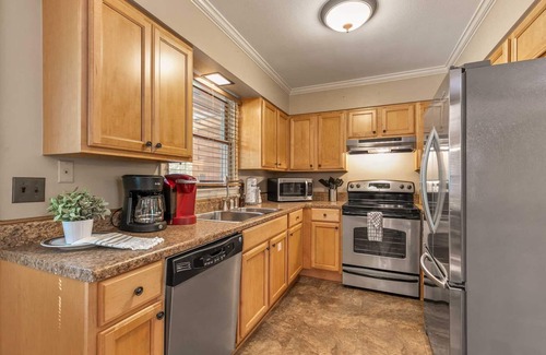 Branson Theater District Cabin | Private Home on 3 Acres! 5 Bedrooms - Private Hot Tub - Close to Strip! | Silver Creek