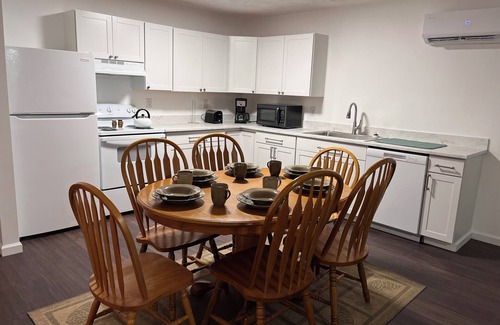 Mount Gay House | Private house sleeps 8 in Logan. Located near HMTS access points, dining, shops