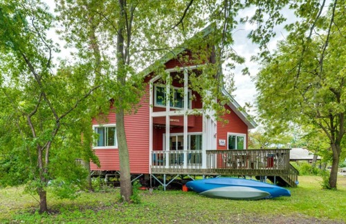 Fox Lake Cabin | Private Island. Charming 3-bed on. Boat included. WiFi, AC in tranquil Fox Lake