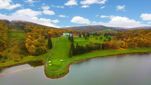 Terra Alta House | Private Lake Beach Cabin w Golf Pool Fire pit