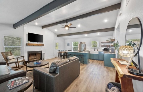 Dennis House | Private Lake Stay, Kayaks, 2.5 acres, July Dates Open