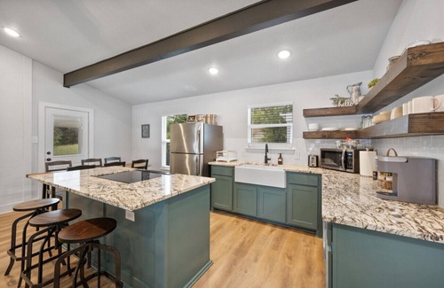 Dennis House | Private Lake Stay, Kayaks, 2.5 acres, July Dates Open