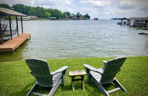 Enchanted Oaks House | Private Lakefront Getaway for the family