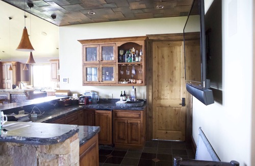 Lakeside House | Private Luxury on 8acers with Amazing views and Spacious Accommodations