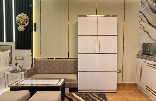 New Delhi Apartment | Private Luxury Suite Lake View