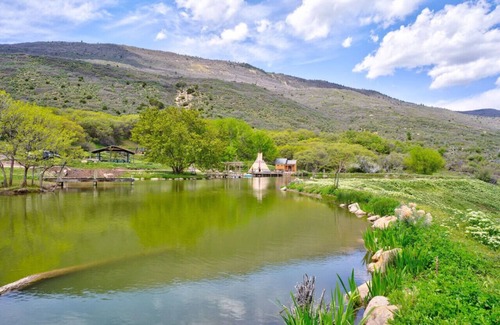 Mount Pleasant Cabin | Private Mtn Lodge w/Fish Pond and Private Hot Tub