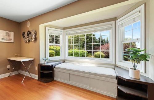 Mercer Island House | Private park in a cozy home next to I-90 huge yard