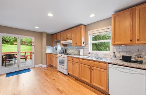 Mercer Island House | Private park in a cozy home next to I-90 huge yard