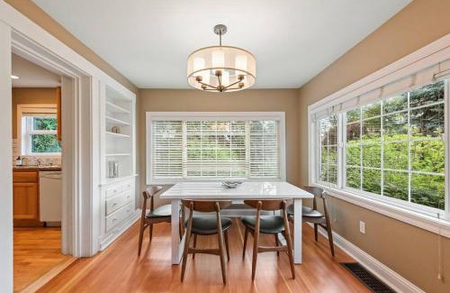 Mercer Island House | Private park in a cozy home next to I-90 huge yard