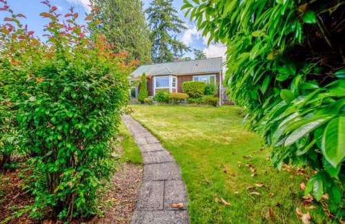 Mercer Island House | Private park in a cozy home next to I-90 huge yard