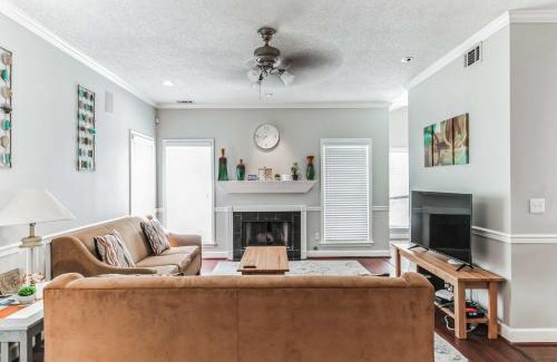 Savannah House | Private Pool Mins to Savannah Peachy Pied a Terre