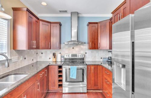 Savannah House | Private Pool Mins to Savannah Peachy Pied a Terre