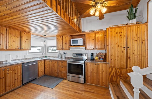 Portage Lakes Cottage | Private Portage Lakes Home. Water Views! 8 mins to beach! Jetted Tub. Sleeps 7