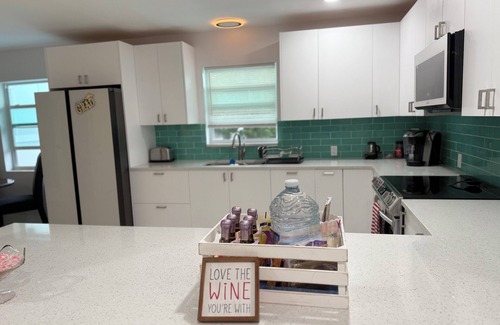Lake Worth Corridor Resort | Private resort sleeps 16, includes breakfast, coffee bar, pool & hot tub