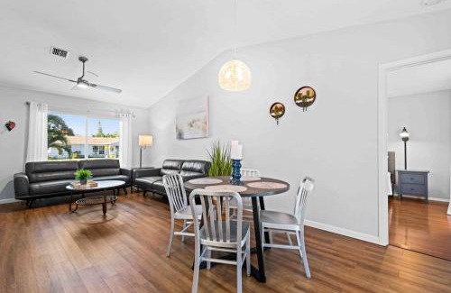 South Venice House | Private retreat sleeps 6 with oversized heated pool!