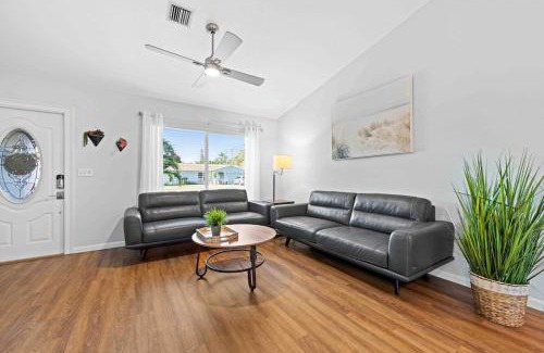 South Venice House | Private retreat sleeps 6 with oversized heated pool!