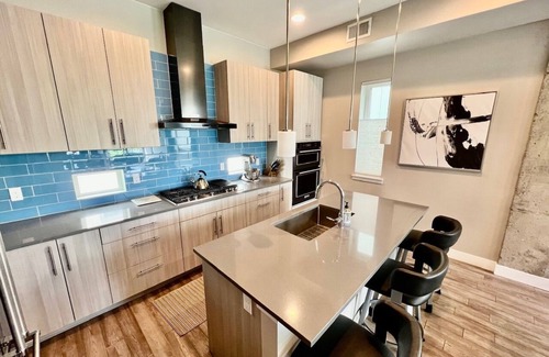 Jefferson Park House | Private RoofTop Hot Tub! 360 Views! Beautiful Townhome!