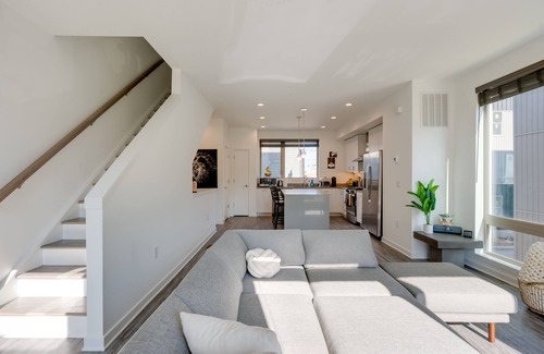 Olde Richmond House | Private Rooftop w/Cold Plunge: Modern Townhome