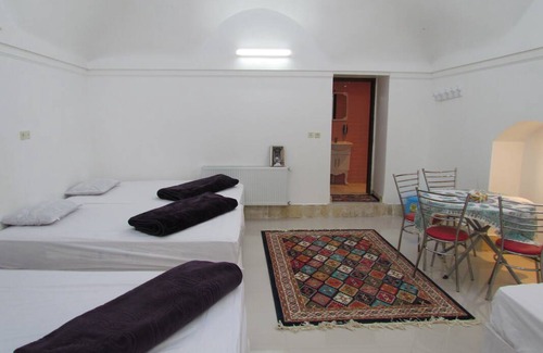 Ashkez̄ar Resort | Private room ∙ 5 guests