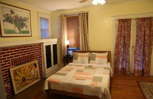 Clifton Apartment | Private Second Floor Apartment in Clifton close to Zoo, Hospitals and University