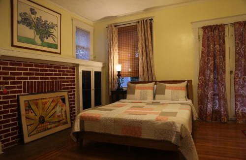 Clifton Apartment | Private Second Floor Apartment in Clifton close to Zoo, Hospitals and University