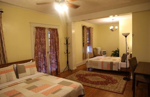 Clifton Apartment | Private Second Floor Apartment in Clifton close to Zoo, Hospitals and University
