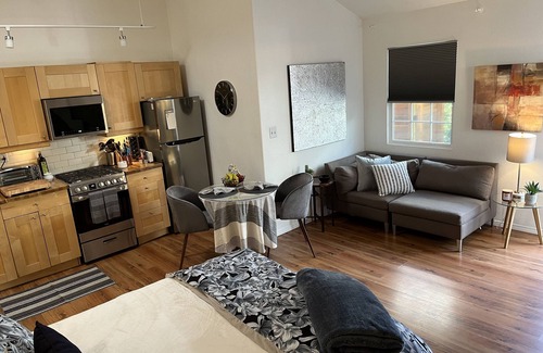 Toluca Lake Cottage | Private, secure guest cottage w/garden close to Universal City.