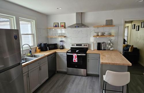 Oakdale House | Private Single Level Standalone House Large Lot - 3 Bedrooms