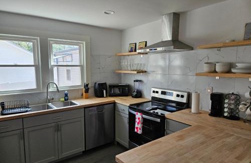 Oakdale House | Private Single Level Standalone House Large Lot - 3 Bedrooms