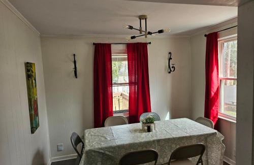 Oakdale House | Private Single Level Standalone House Large Lot - 3 Bedrooms