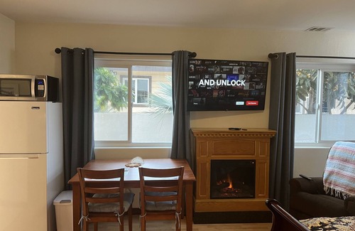 Loma Alta House | Private studio less than a mile from the beach, with Full Kitchen and Bathroom