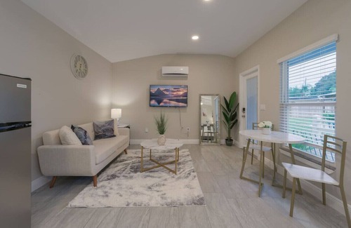 Azalea Park House | Private Studio near parks & DNTN