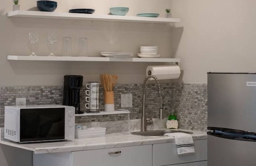 Azalea Park House | Private Studio near parks & DNTN