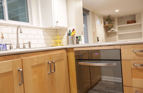 Inman Park Apartment | Private Suite in Little Five Points – Walkable, Hot Tub, Kitchen, Parking
