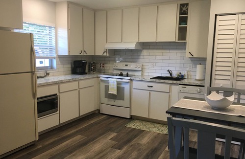 South Gate Ridge Apartment | Private Updated Mother In Law Apartment with Fenced Yard 4 miles from Siesta Key