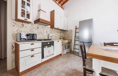 Colle di Val d'Elsa Villa | Private Villa with WIFI, private pool, A/C, TV, pets allowed, parking, close to San Gimignano