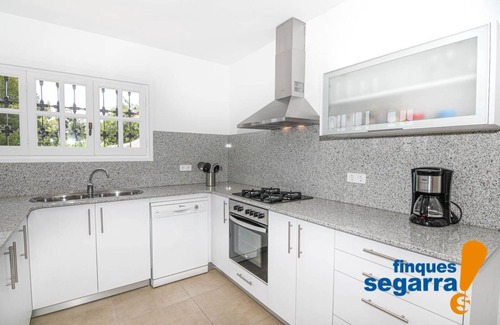 El Vendrell House | Private villa with garden, pool and basketball court