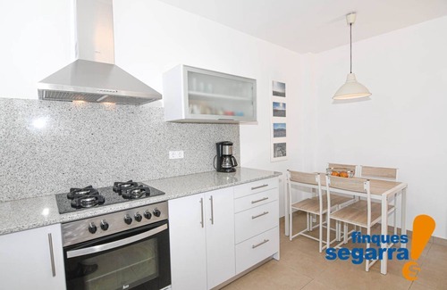 El Vendrell House | Private villa with garden, pool and basketball court