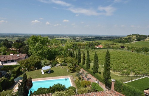 Zenevredo Villa | Private Villa with WIFI, private pool, A/C, TV, patio, pets allowed, panoramic view, parking