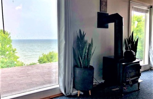 Leamington Cottage | Private Waterfront Loft - an amazing lake view