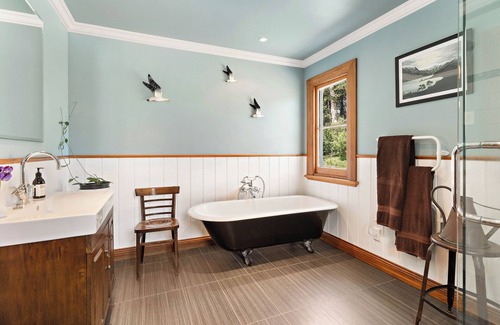 Solway Cabin | Private Wing at Te Rangi Lodge with own entrance 5 minutes of SH2. Pet friendly.